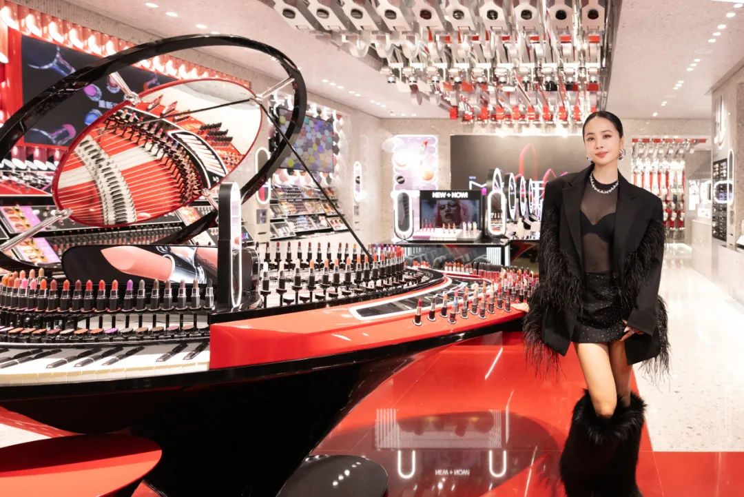 专业彩妆第一品牌，开了全球首家艺术旗舰店